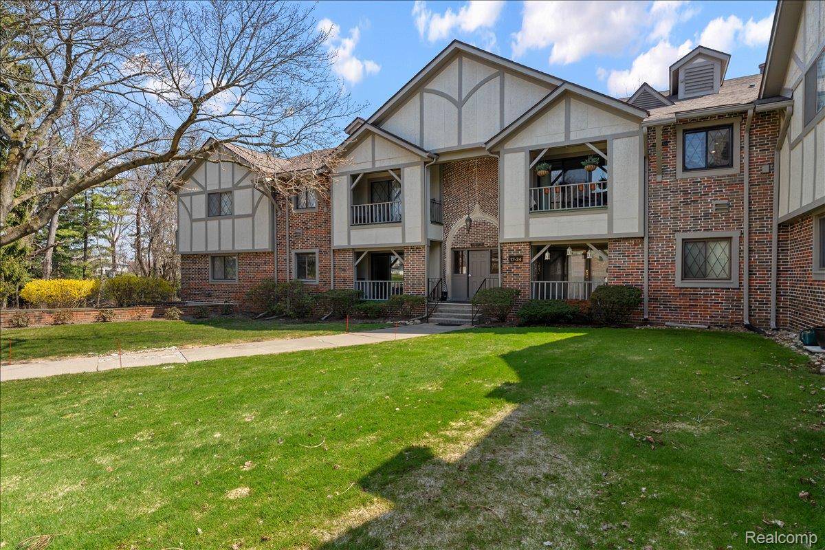 42160 Woodward AVE #17, Bloomfield Hills, MI 48304