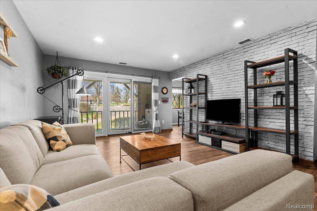 42160 Woodward AVE #17, Bloomfield Hills, MI 48304