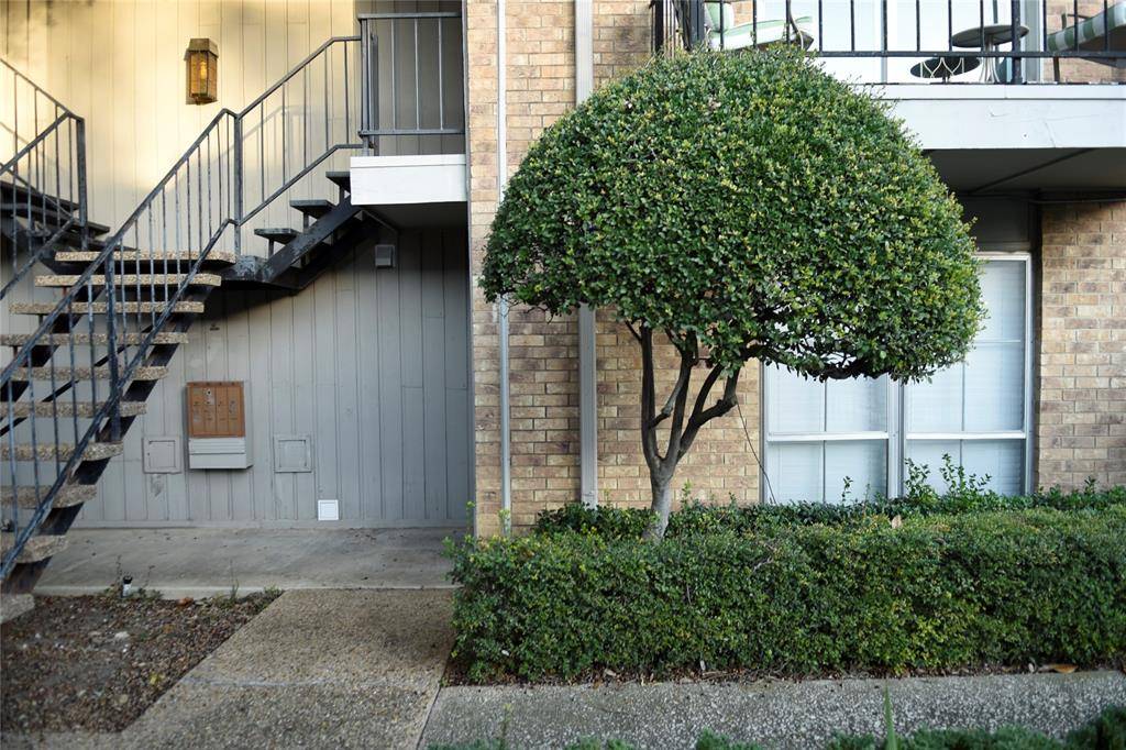 10232 Regal Oaks Drive #32B, Dallas, TX 75243
