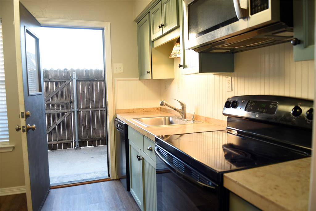 10232 Regal Oaks Drive #32B, Dallas, TX 75243