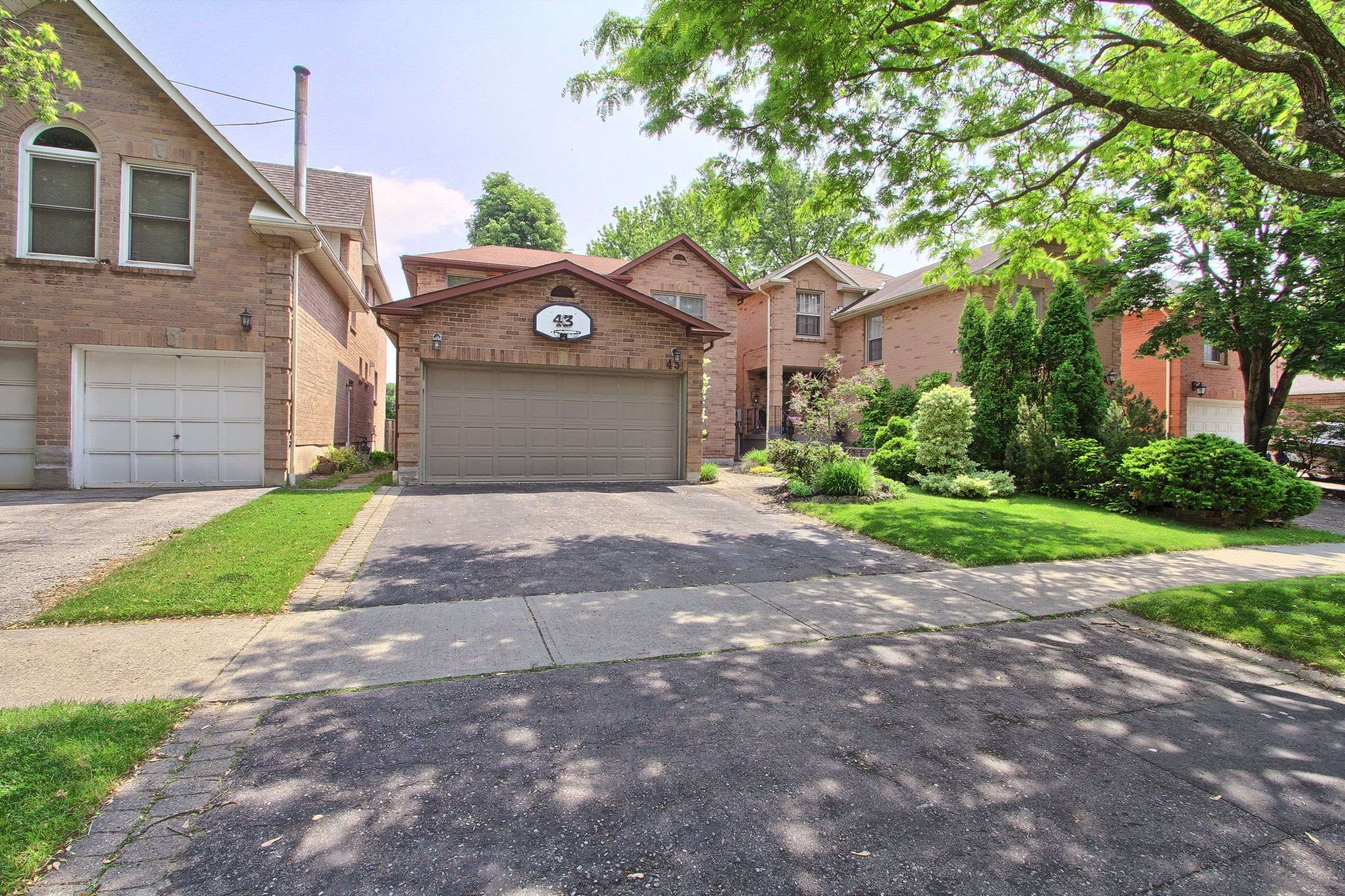 43 Daniels CRES, Ajax, ON L1T 1X8