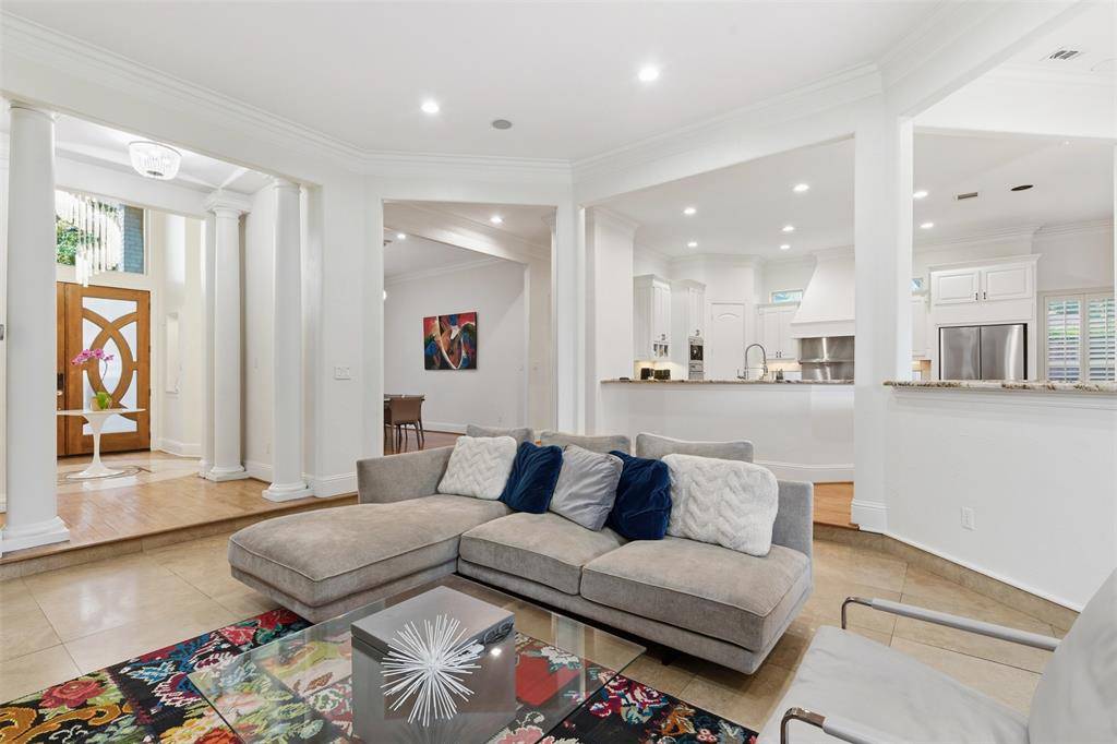 1404 Sylvan Avenue, Dallas, TX 75208