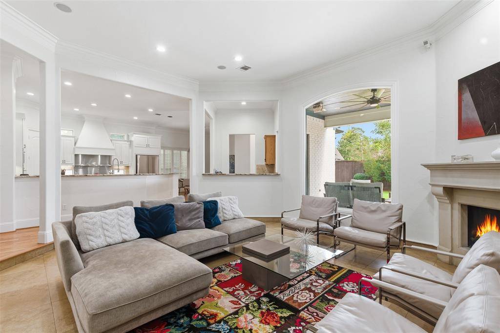 1404 Sylvan Avenue, Dallas, TX 75208