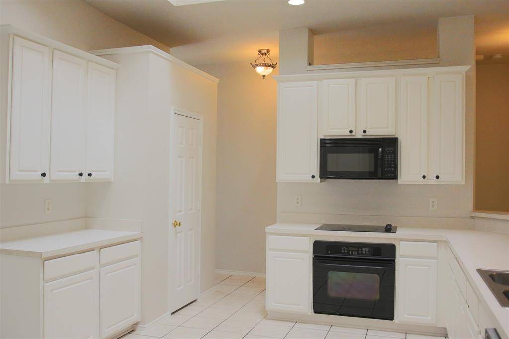 7525 Parkgate Drive, Fort Worth, TX 76137