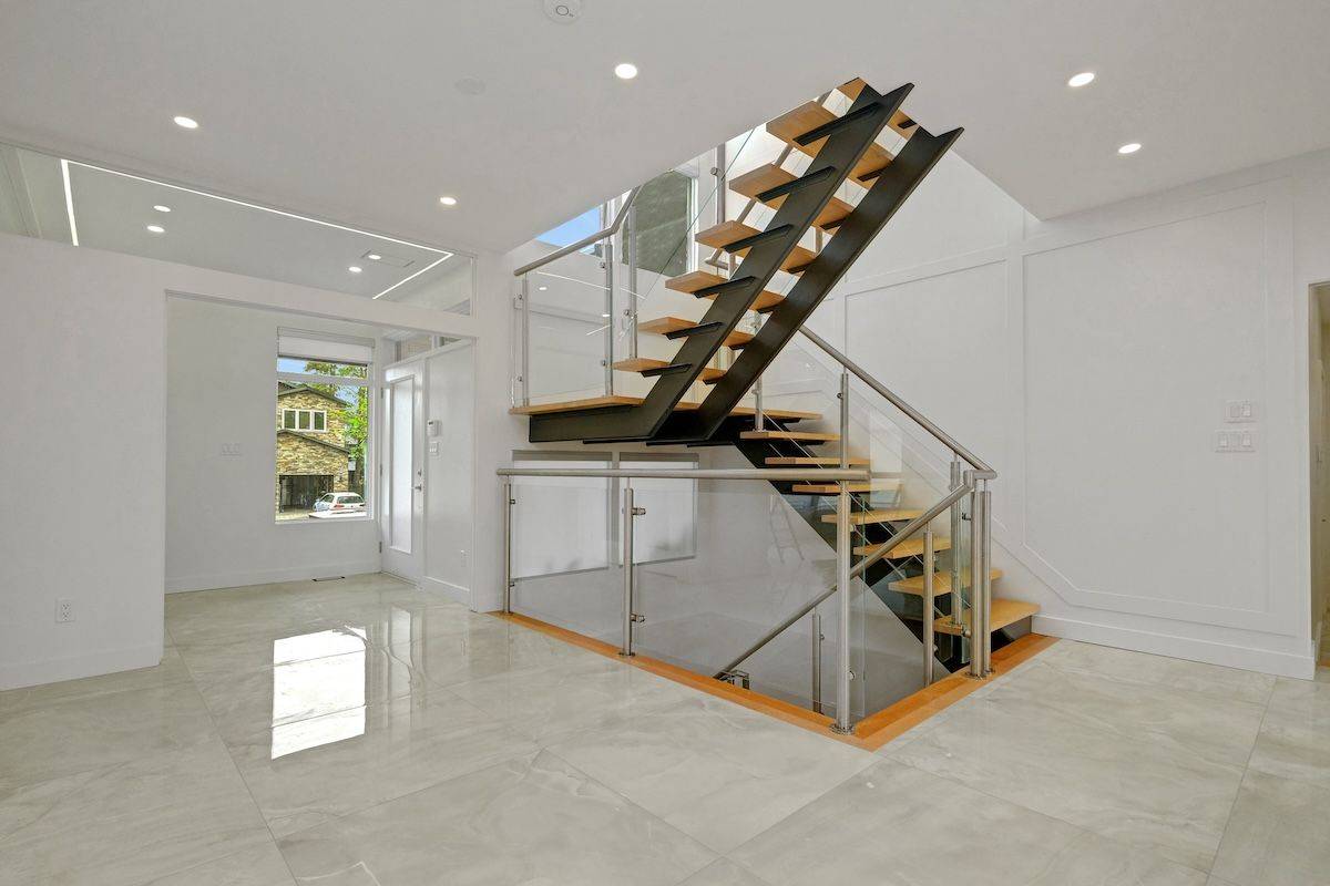 298 Crestview RD, Alta Vista And Area, ON K1H 5G6