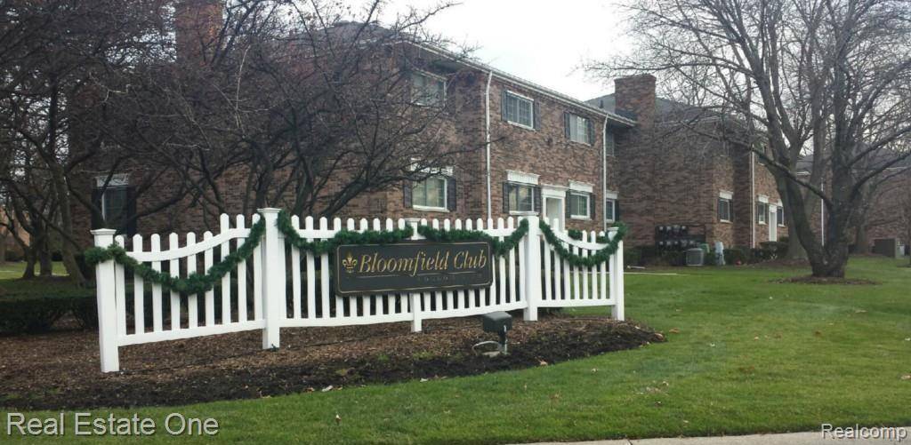 780 E Fox Hills DR, Bloomfield Hills, MI 48304