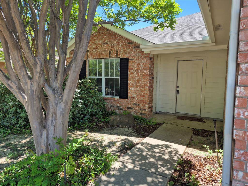 1001 Rock Springs Drive, Burleson, TX 76028