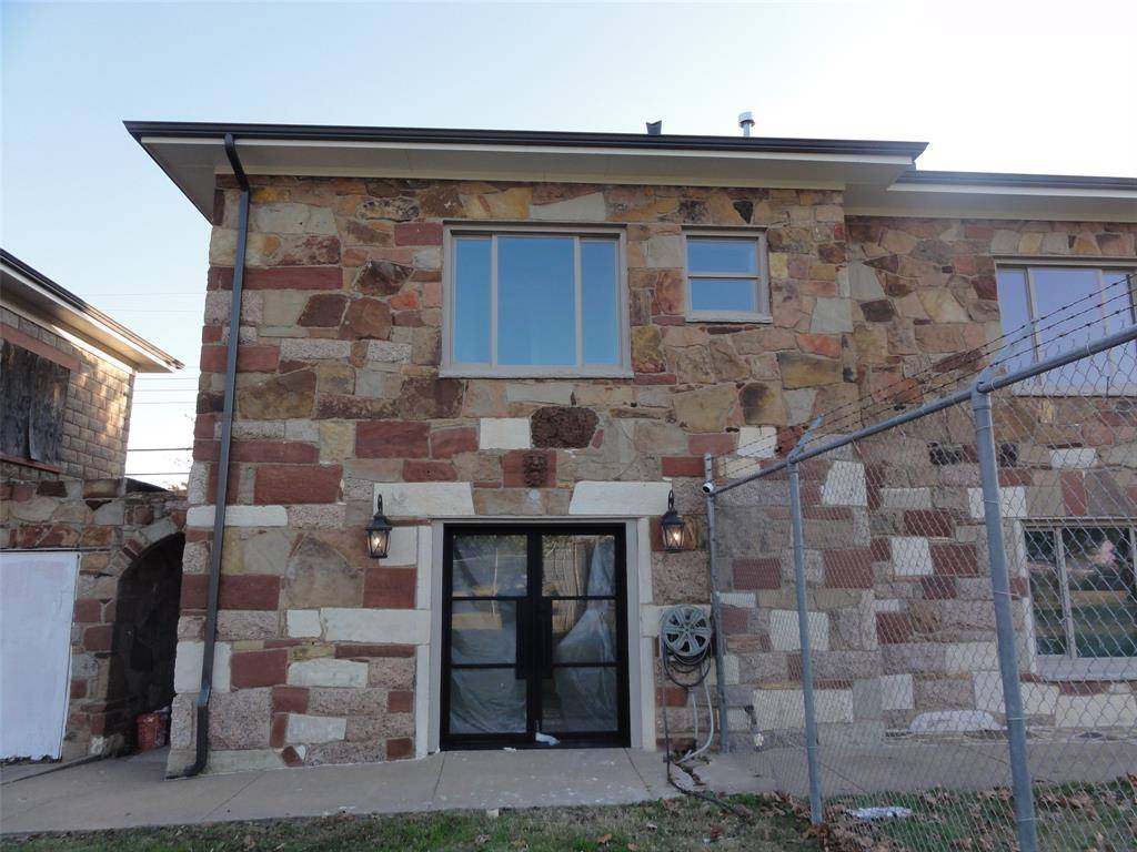 1200 E Maddox Avenue, Fort Worth, TX 76104