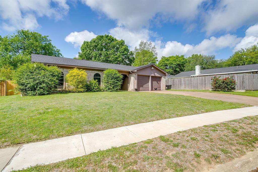 529 Jayellen Avenue, Burleson, TX 76028