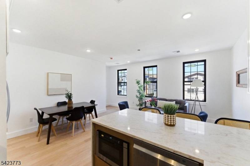 113 Oak St, Jersey City, NJ 07304