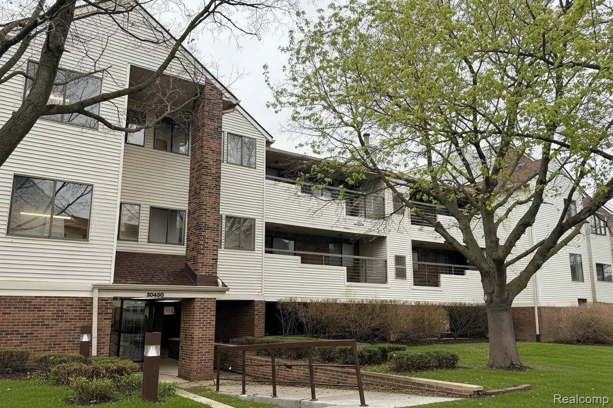 30450 Orchard Lake RD ##73, Farmington Hills, MI 48334