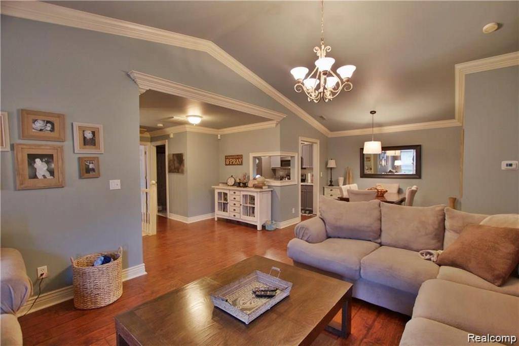 5445 Pine Aires DR #124, Sterling Heights, MI 48314