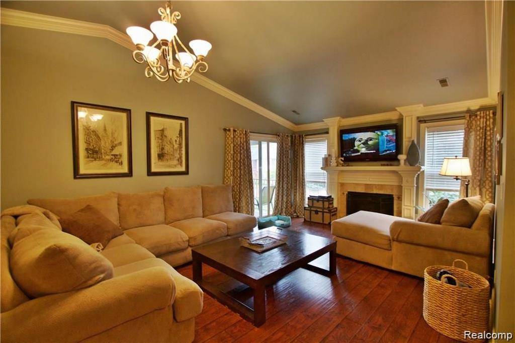 5445 Pine Aires DR #124, Sterling Heights, MI 48314