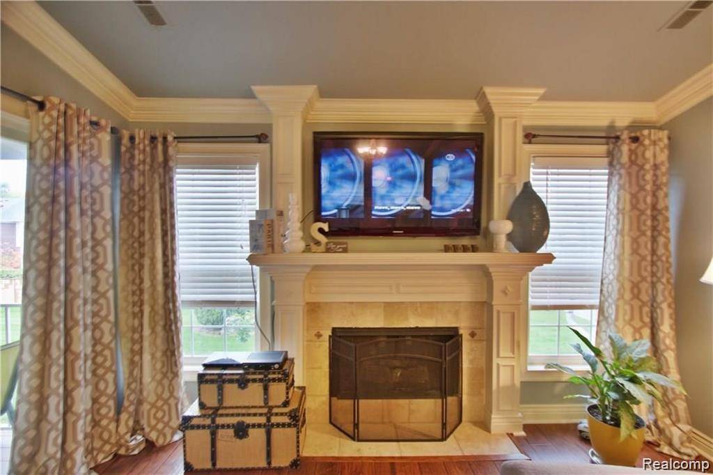 5445 Pine Aires DR #124, Sterling Heights, MI 48314