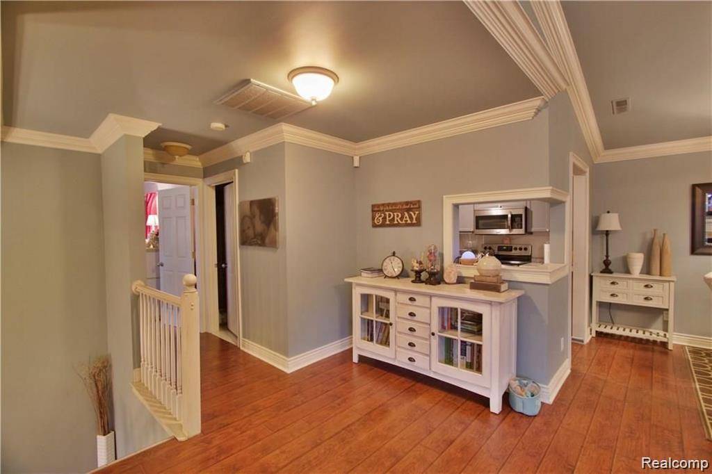 5445 Pine Aires DR #124, Sterling Heights, MI 48314