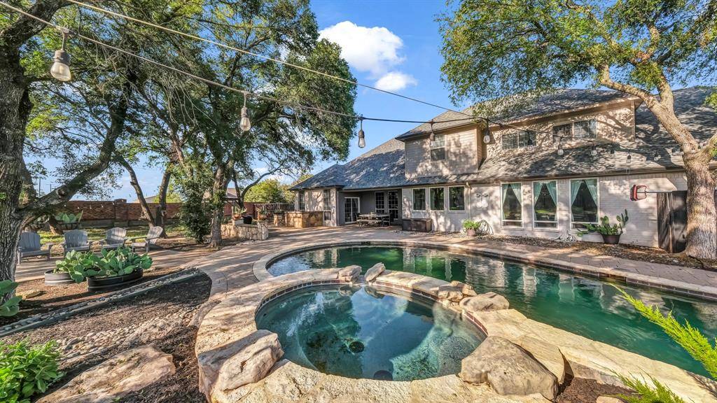 100 Oakview Drive, Hudson Oaks, TX 76087