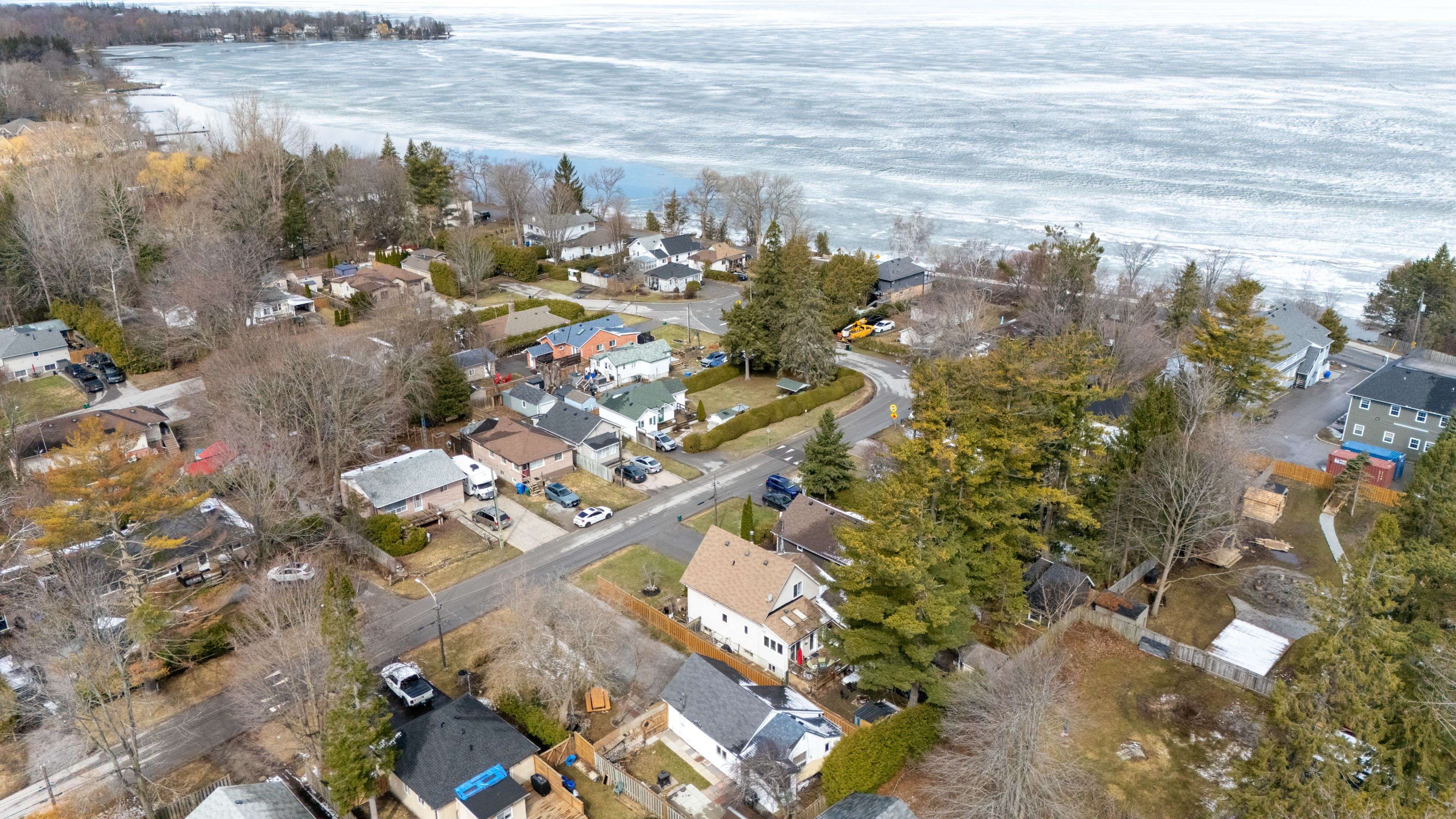 11 Hardwood DR, Georgina, ON L0E 1L0