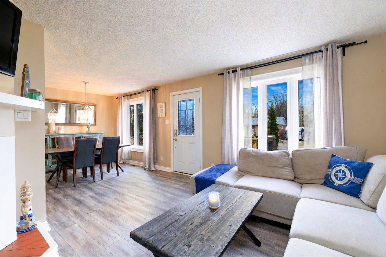 11 Hardwood DR, Georgina, ON L0E 1L0