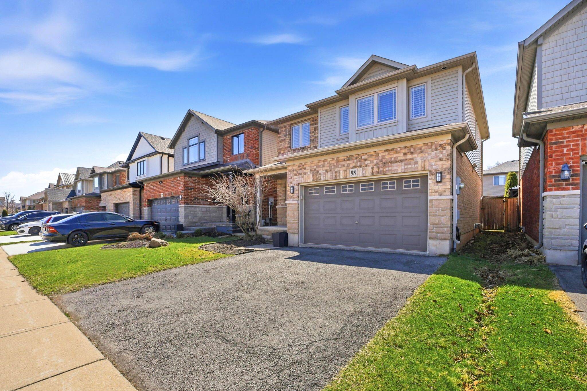 98 Willow LN, Grimsby, ON L3M 5P7