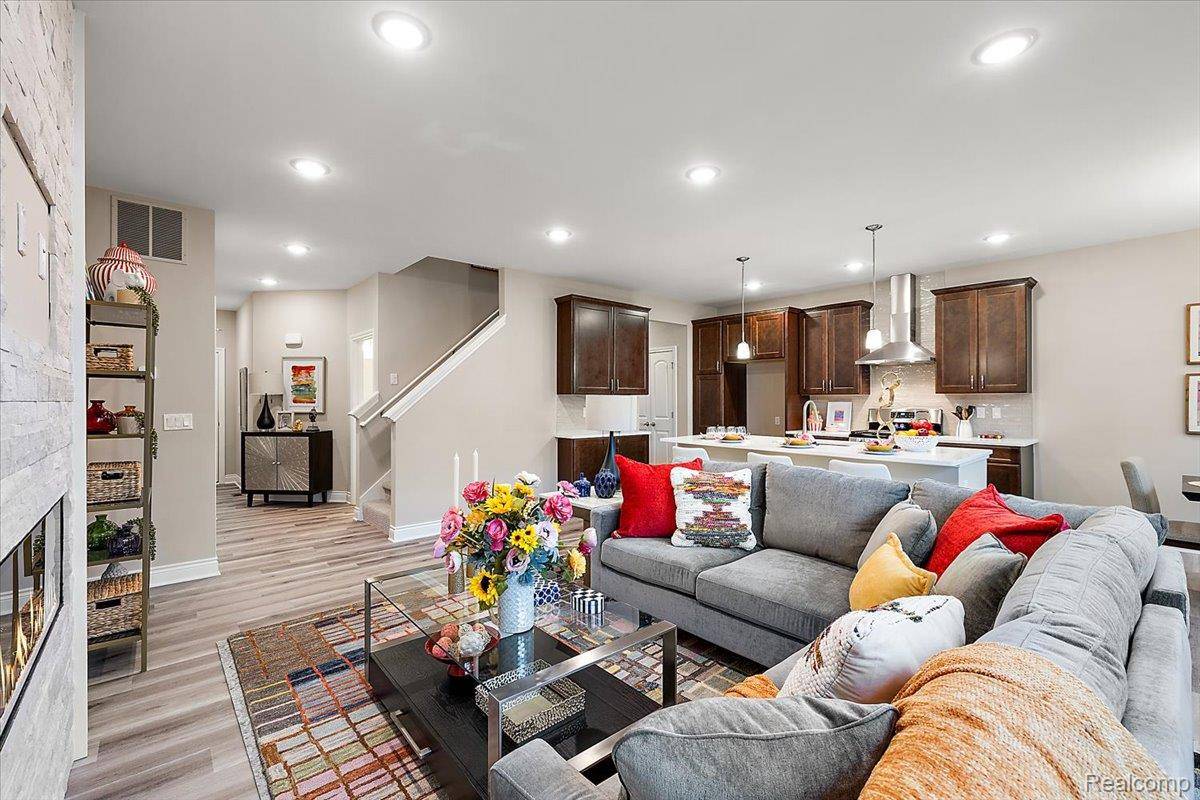 809 Courtland Ln, Troy, MI 48085