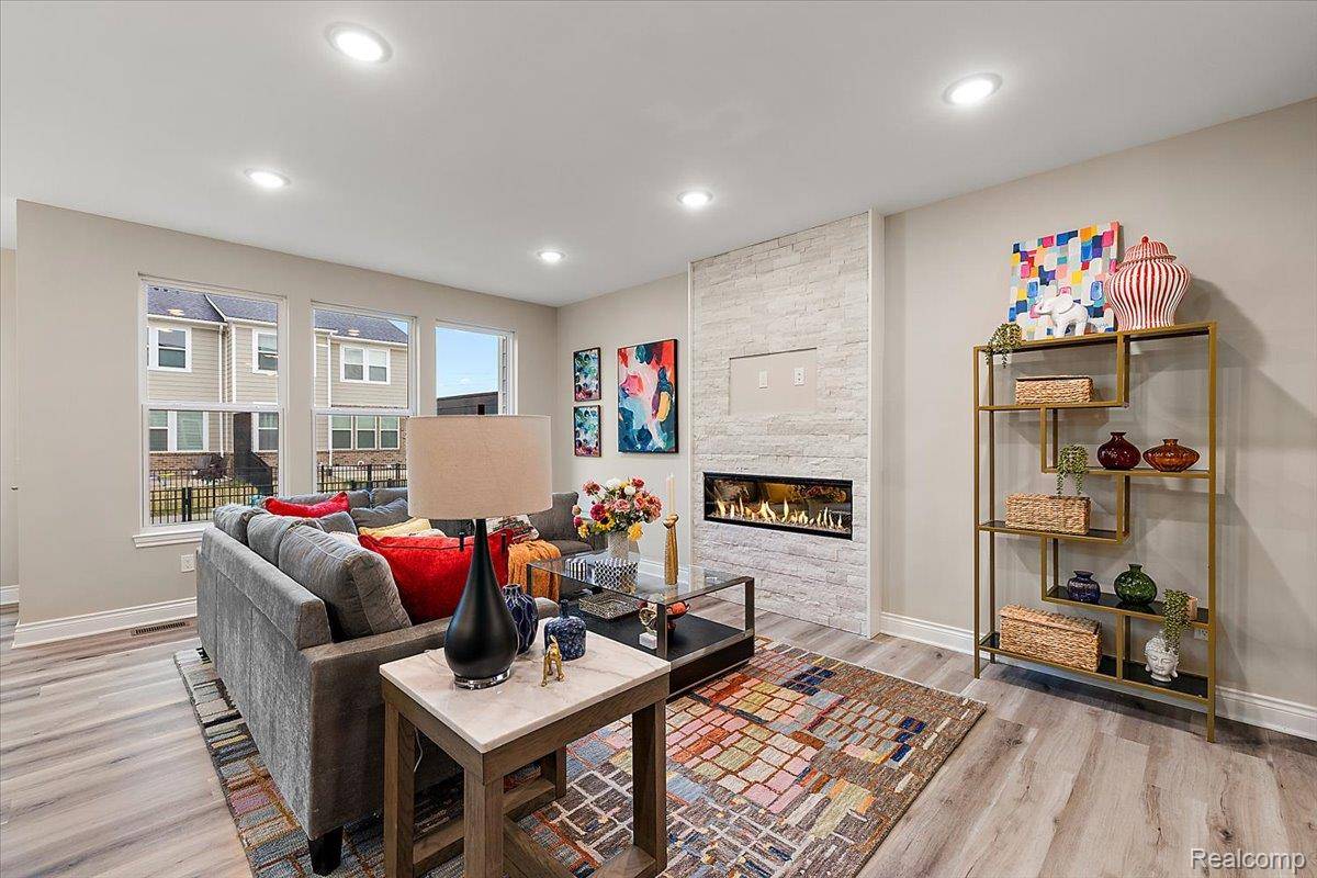 809 Courtland Ln, Troy, MI 48085