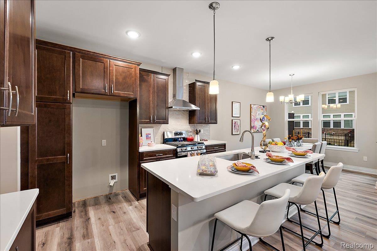 809 Courtland Ln, Troy, MI 48085