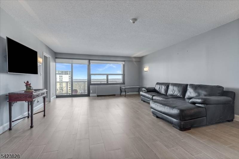 2 Claridge Dr #7KE, Verona Twp., NJ 07044