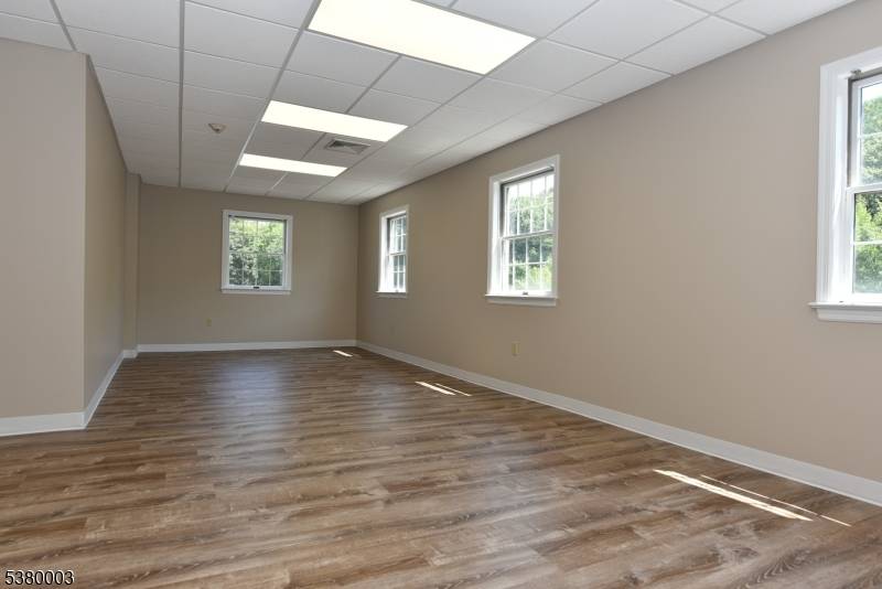 555 Goffle Rd, Ridgewood Village, NJ 07450