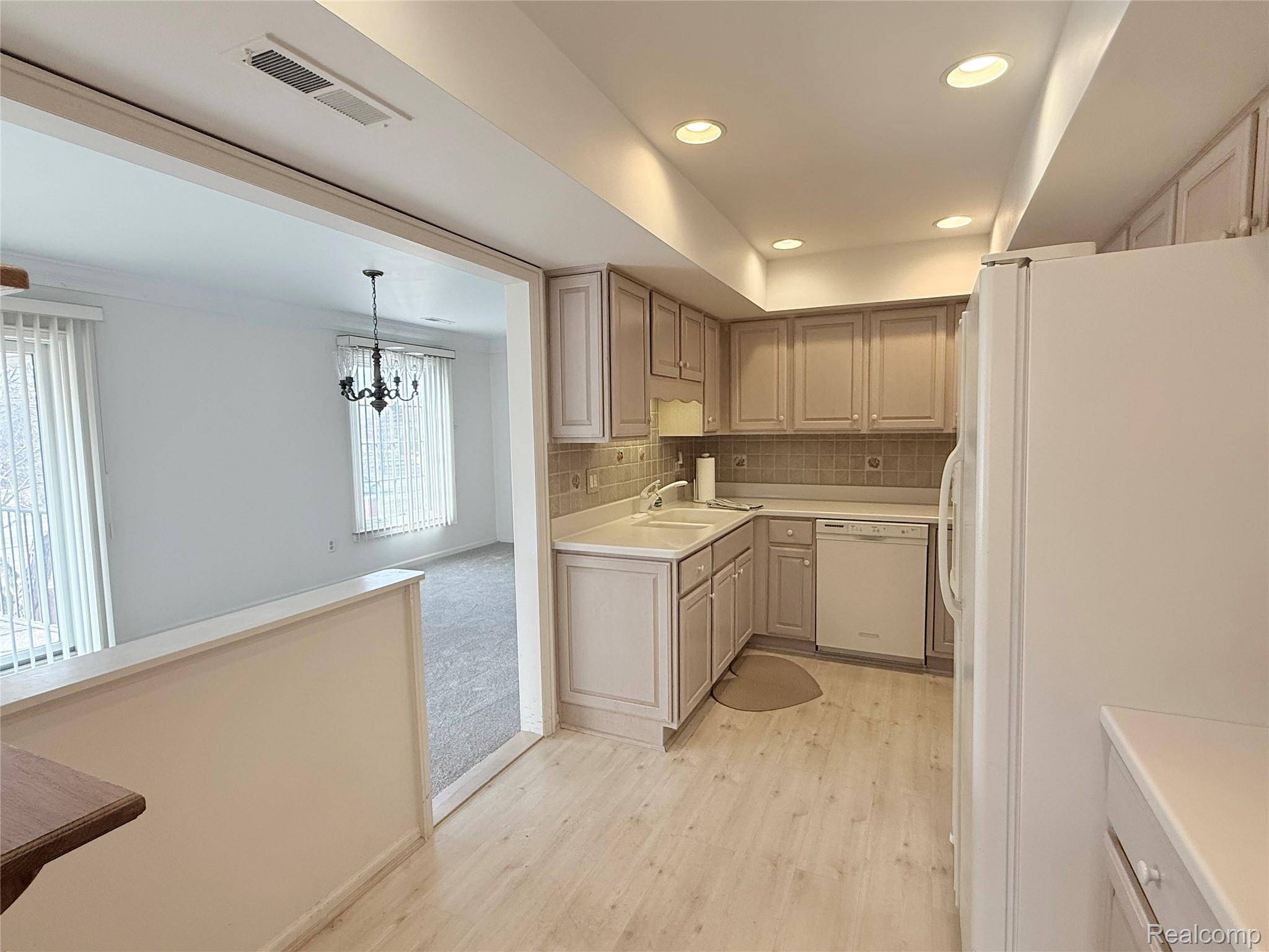 19710 W 13 Mile RD #201, Beverly Hills Village, MI 48025