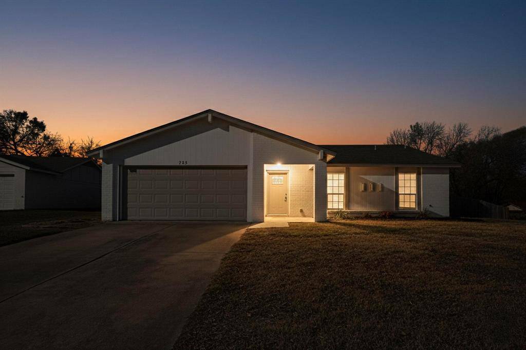 733 Woodcrest Drive, Grand Prairie, TX 75052