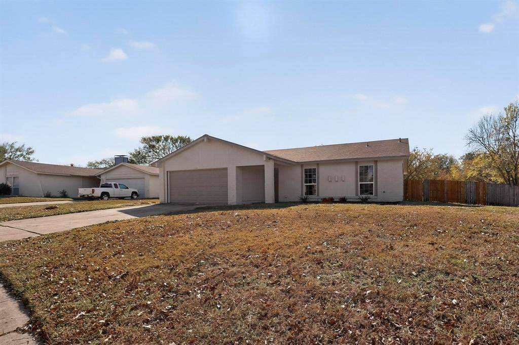 733 Woodcrest Drive, Grand Prairie, TX 75052
