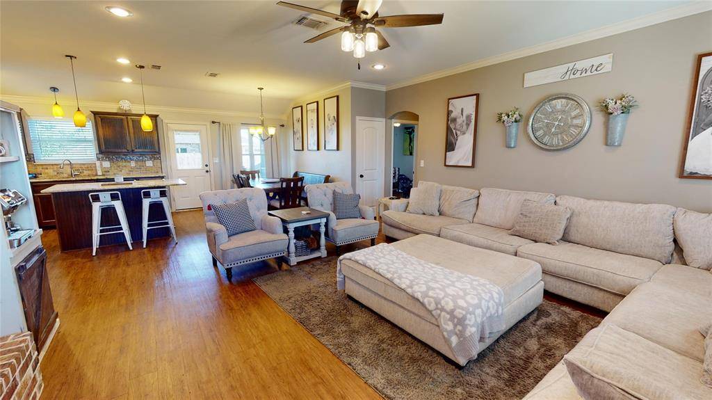 404 Hyde Park Drive, Chandler, TX 75758