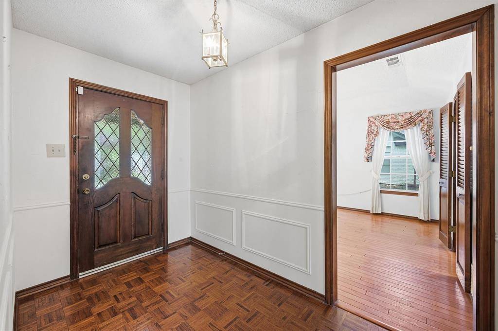 2900 Greenbrook Drive, Arlington, TX 76016