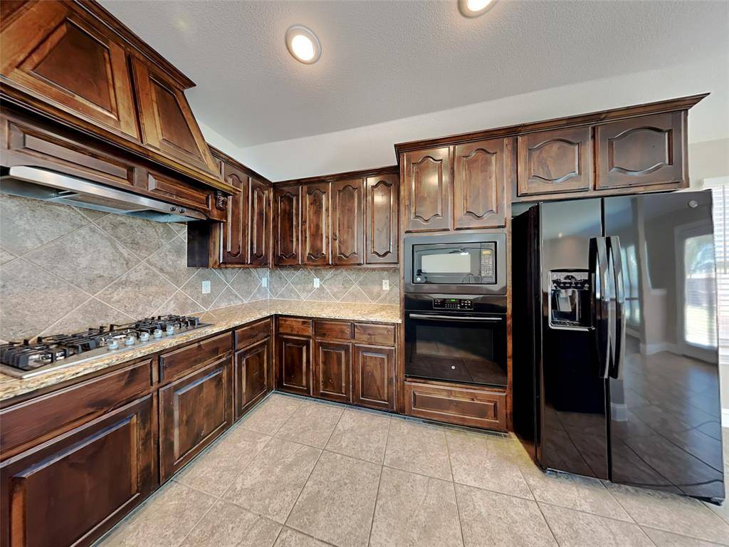 496 Oak Hills Lane, Fate, TX 75189