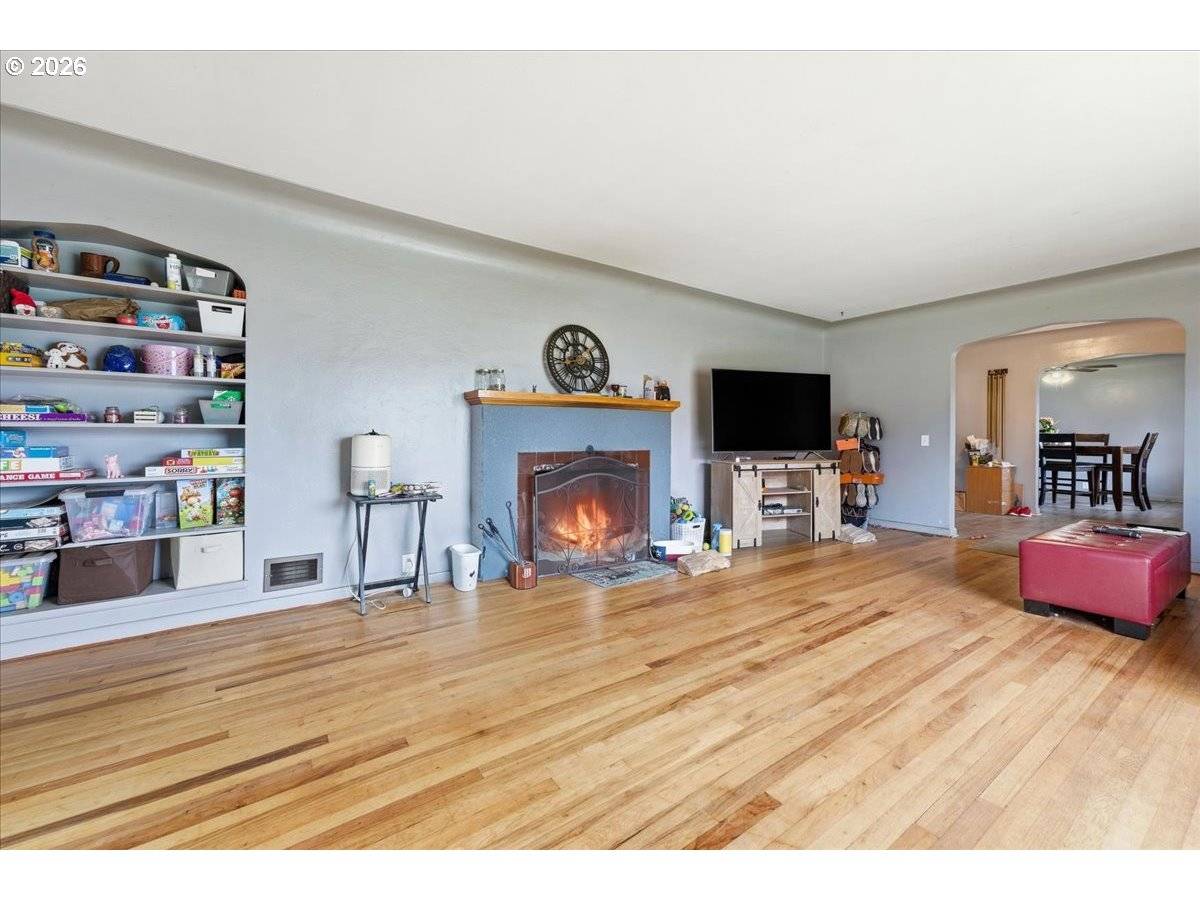 607 E ELLENDALE AVE, Dallas, OR 97338