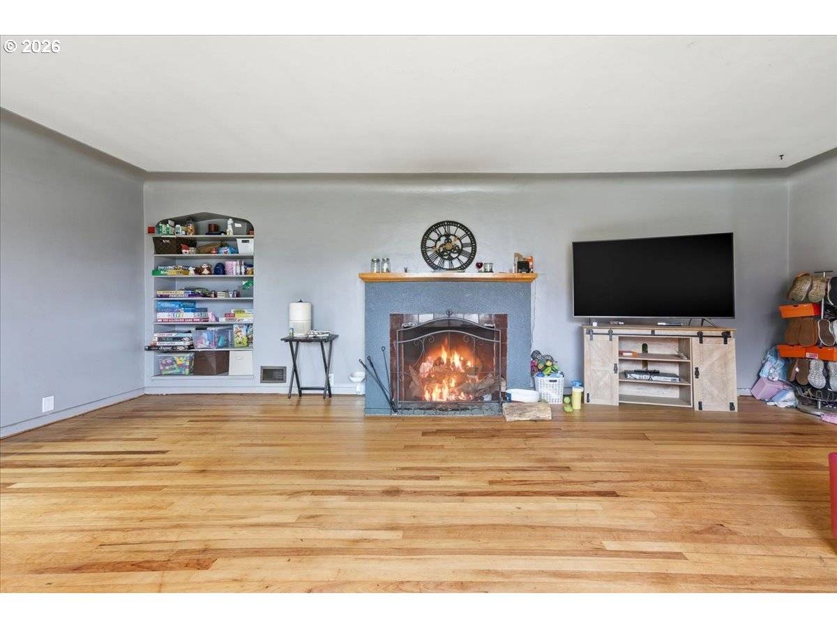 607 E ELLENDALE AVE, Dallas, OR 97338