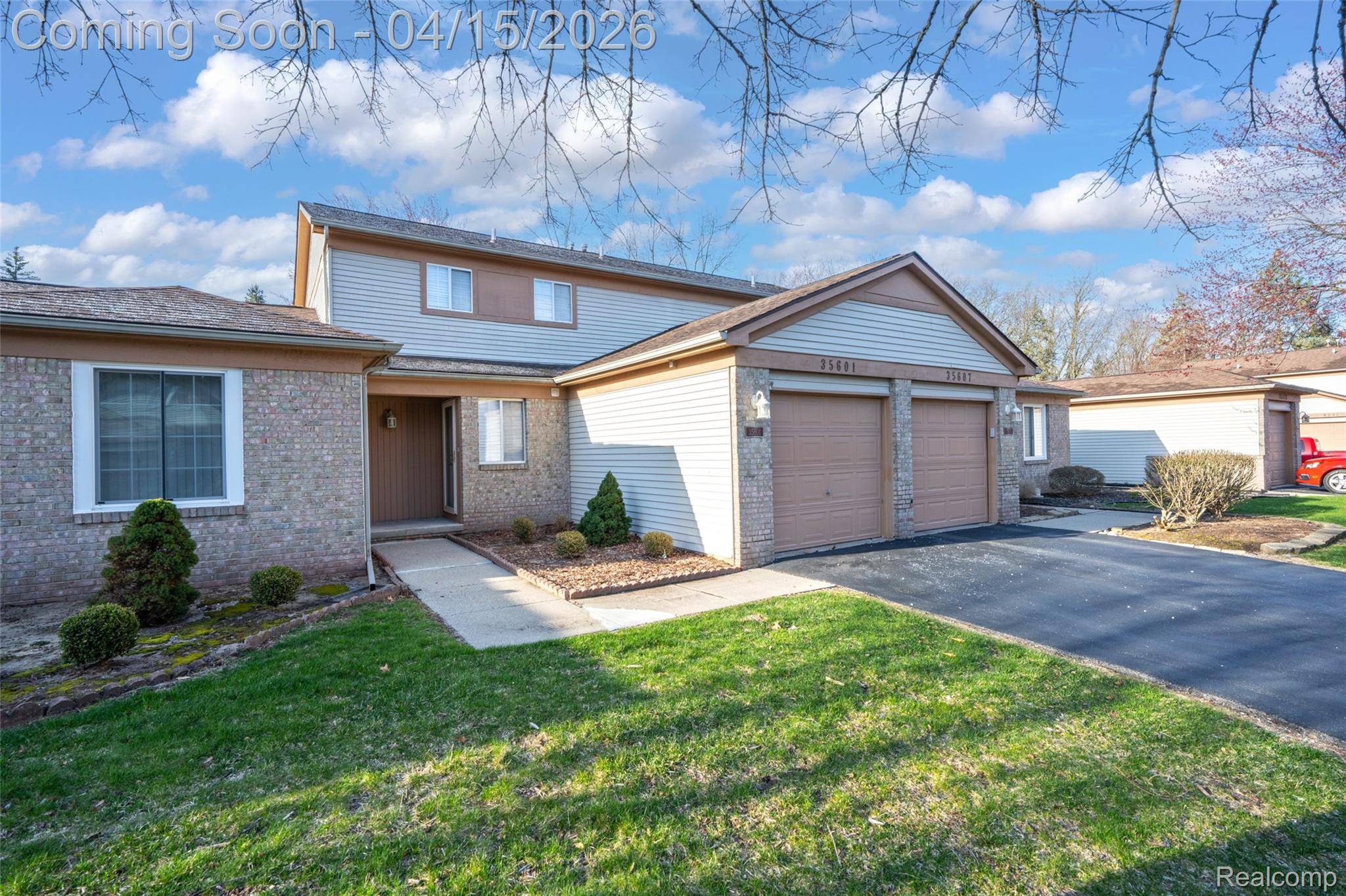 35601 Pheasant LN, Westland, MI 48185