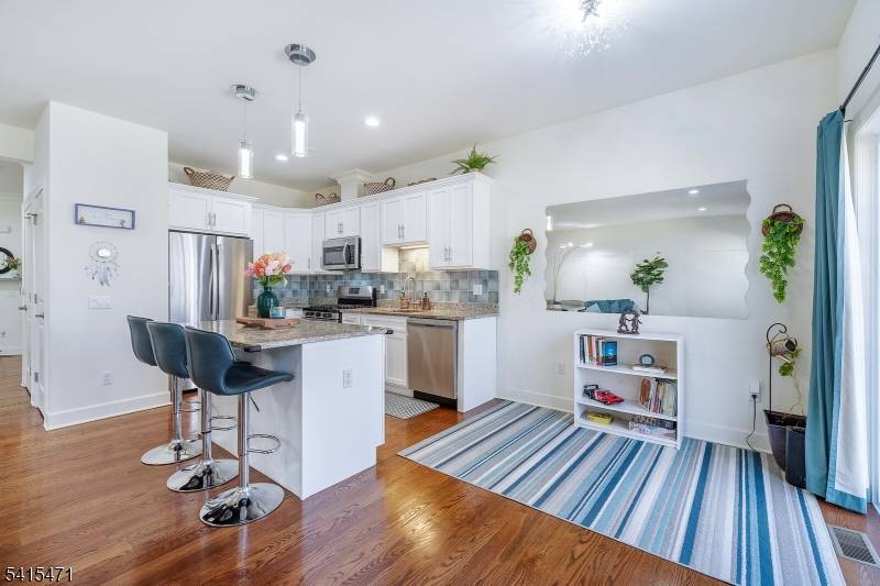 8 Watersedge Dr, Parsippany-troy Hills Twp., NJ 07005