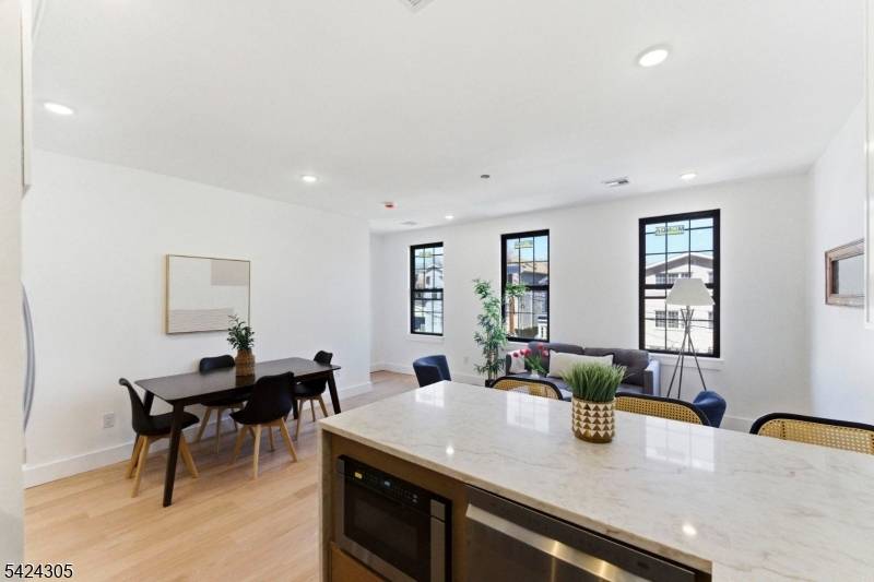 113 Oak St #2, Jersey City, NJ 07304