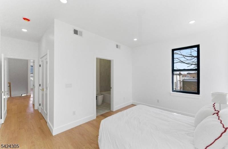 113 Oak St #2, Jersey City, NJ 07304