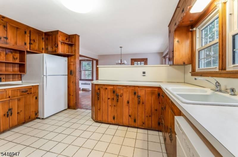 27 Union Rd, Clinton Town, NJ 08809