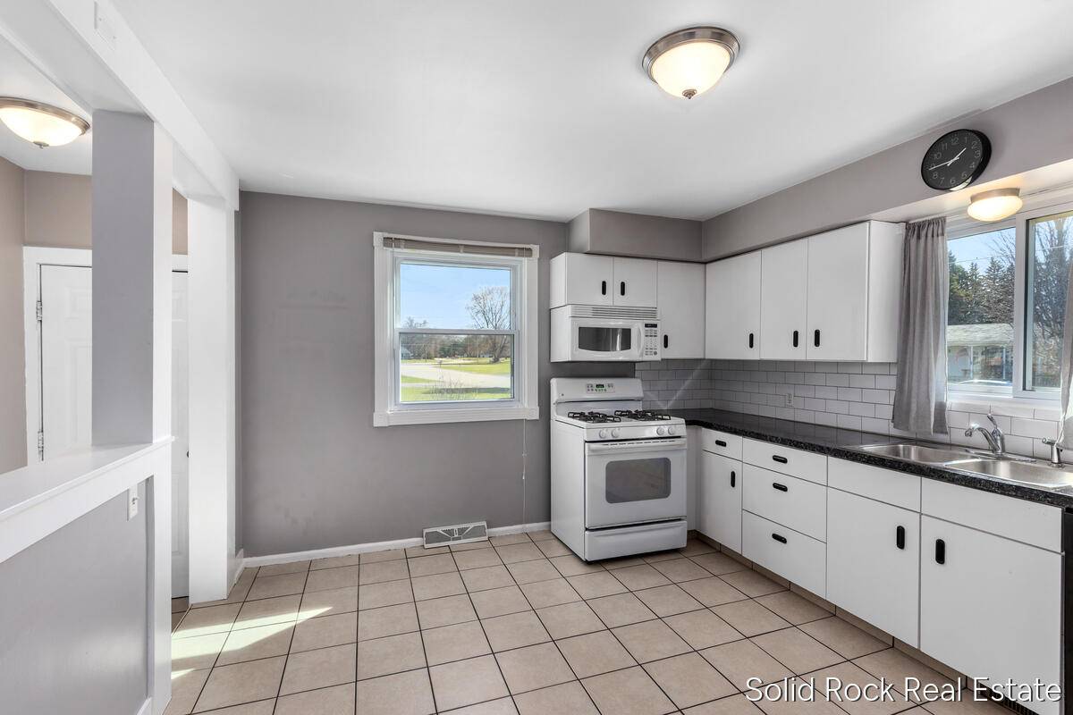 5817 Country View DR, Allendale Twp, MI 49401