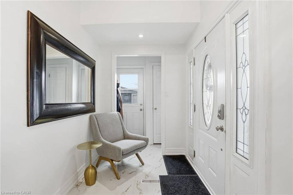 697 LOMOND CRES, Burlington, ON L7L 2N8