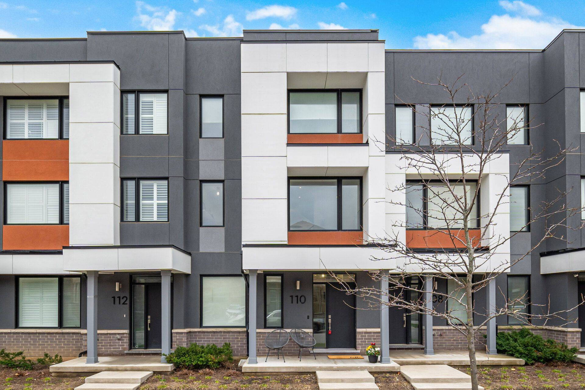 110 Huguenot RD, Oakville, ON L6H 0J6