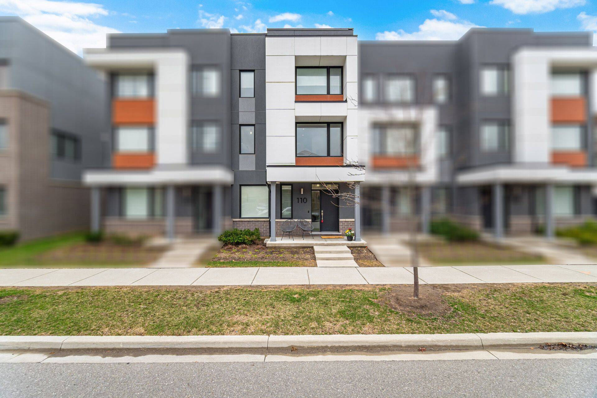 110 Huguenot RD, Oakville, ON L6H 0J6