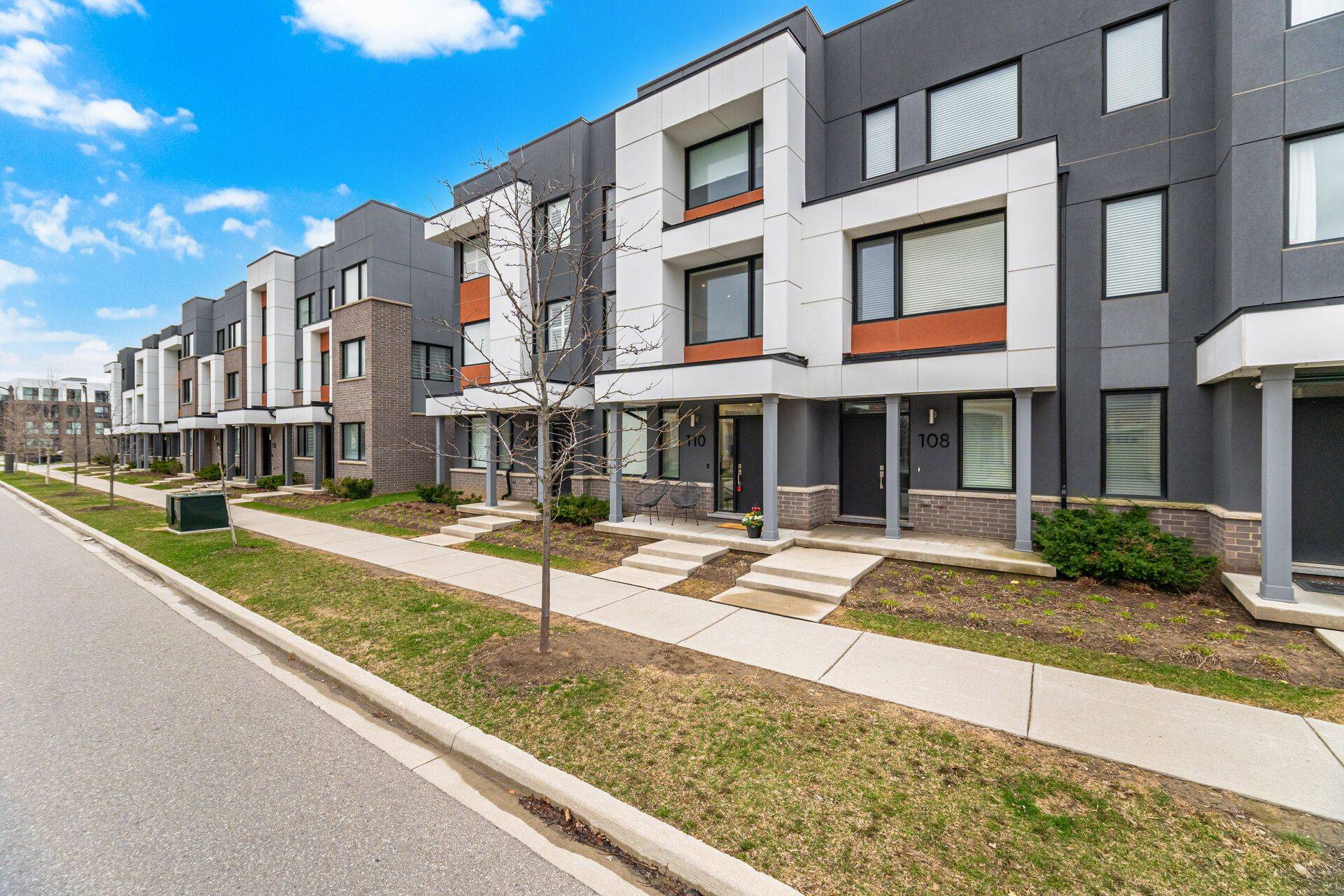 110 Huguenot RD, Oakville, ON L6H 0J6