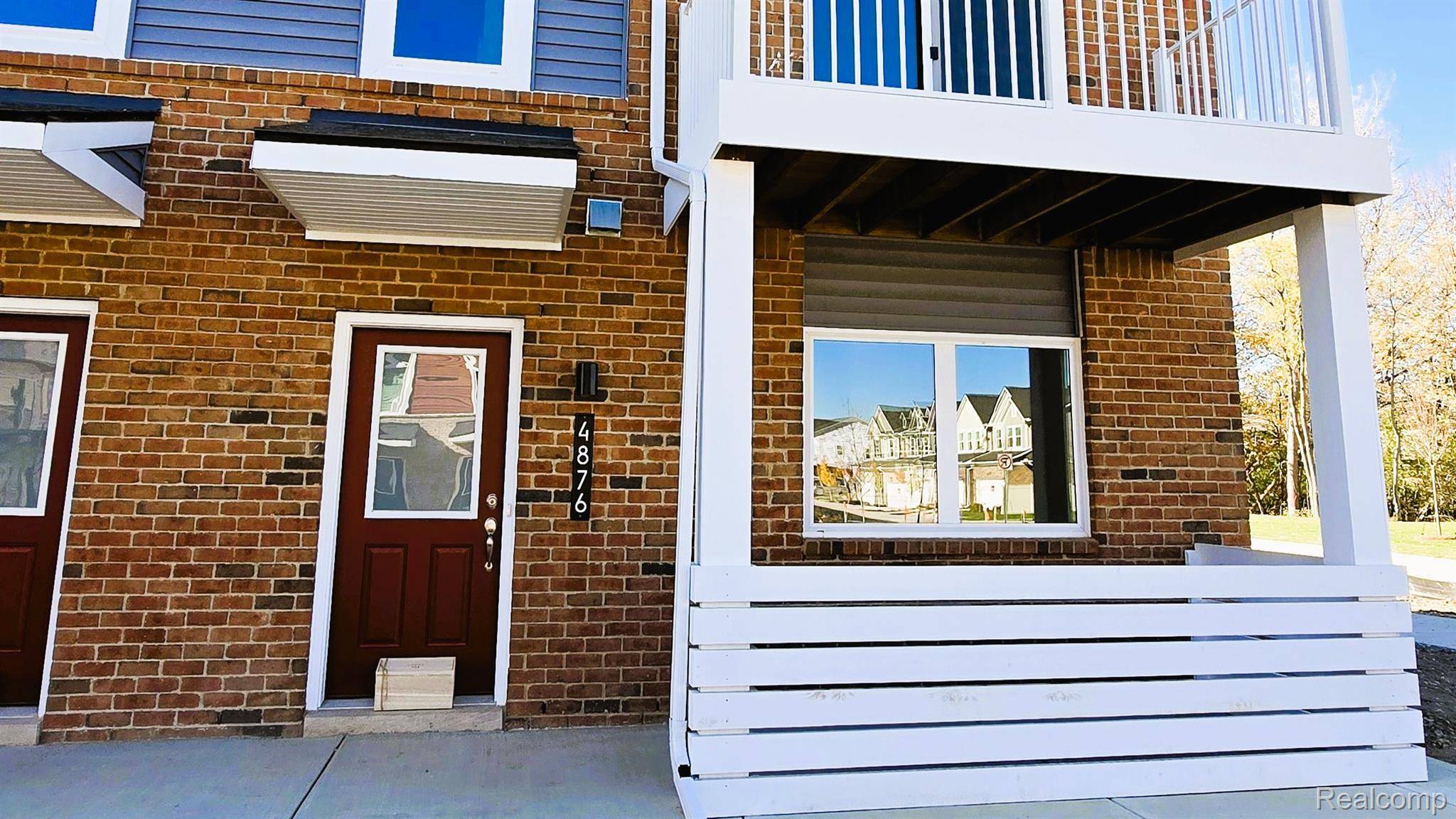 4876 Parkside LN, Troy, MI 48085