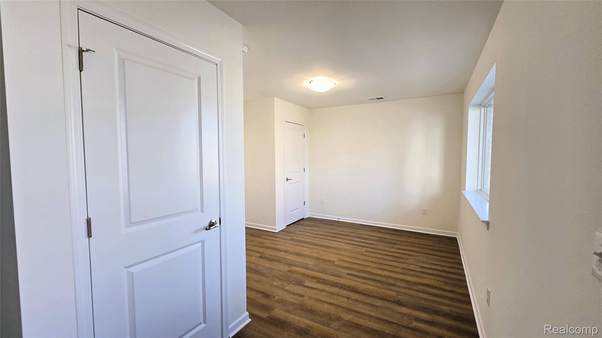 4876 Parkside LN, Troy, MI 48085