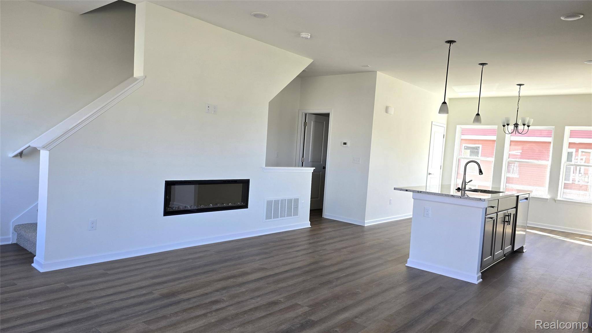 4876 Parkside LN, Troy, MI 48085