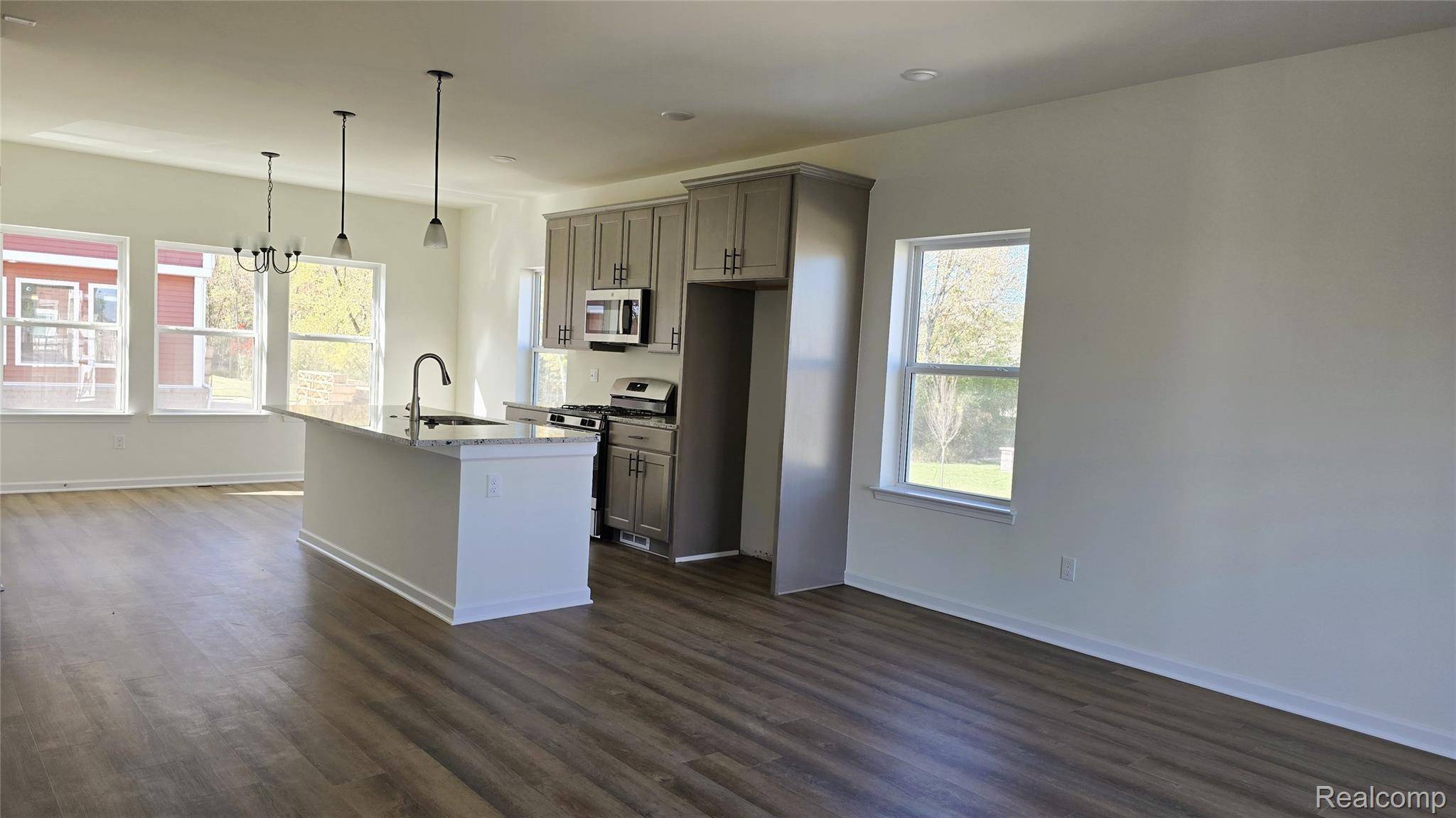 4876 Parkside LN, Troy, MI 48085